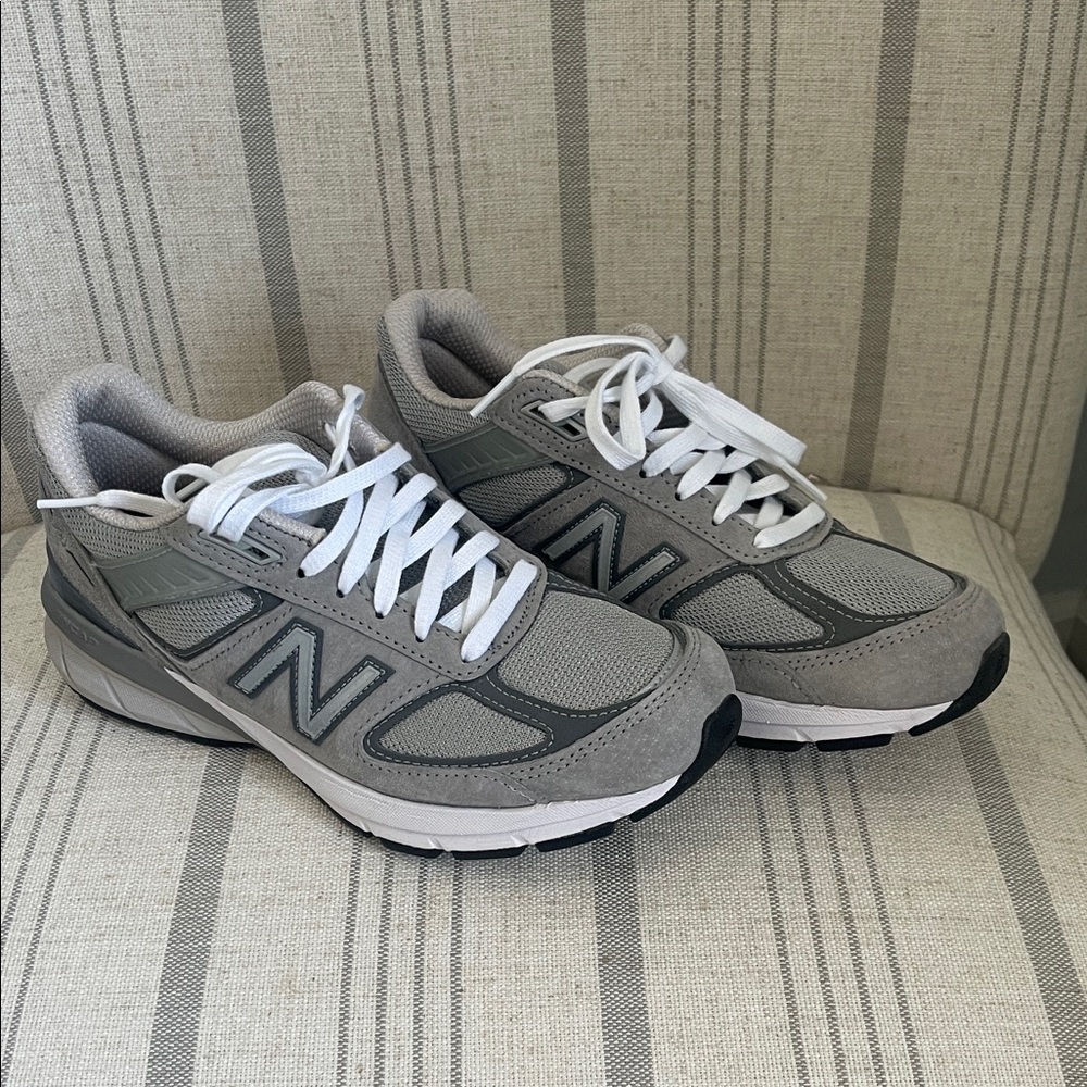 Women’s new balance sneaker ls size 8- never worn